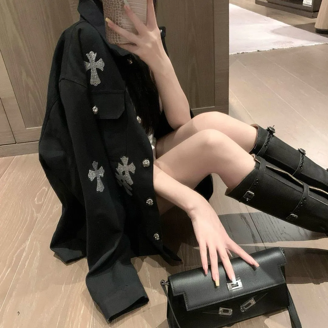 P260 💰 Chrome Hearts Chrome Hearts Cross-Patch Leather Embroidered Shirt Denim Jacket OS version can be worn by both men and women! The fabric is made of twill gauze cotton fabric! The texture is clear and smooth, not easy to wrinkle or fade! The embroidery process is complex and repetitive. There are more than 20 leather labels. It takes 6 repeated embroidery steps to complete the back body. The requirements for the embroidery machine are very strict, and the distance is 45 cm! It won’t work if the spacing is too big, and it won’t work if it’s too small! We make clothes with care, and every detail must be restored one to one! The hardware is all carved and cast, and they are all genuine from the original factory! This piece of clothing consumes a lot of material, with more than 3 meters of material used for one piece of clothing! After the garment is made, it needs to be fixed at high temperature, washed at a water temperature of more than 70 degrees, and softened by adding softener to make the upper body softer and smoother! There is a flap on the sleeve that can be stored into short sleeves! Adapt it to that understanding Color: Black Size: S-M-L-XL